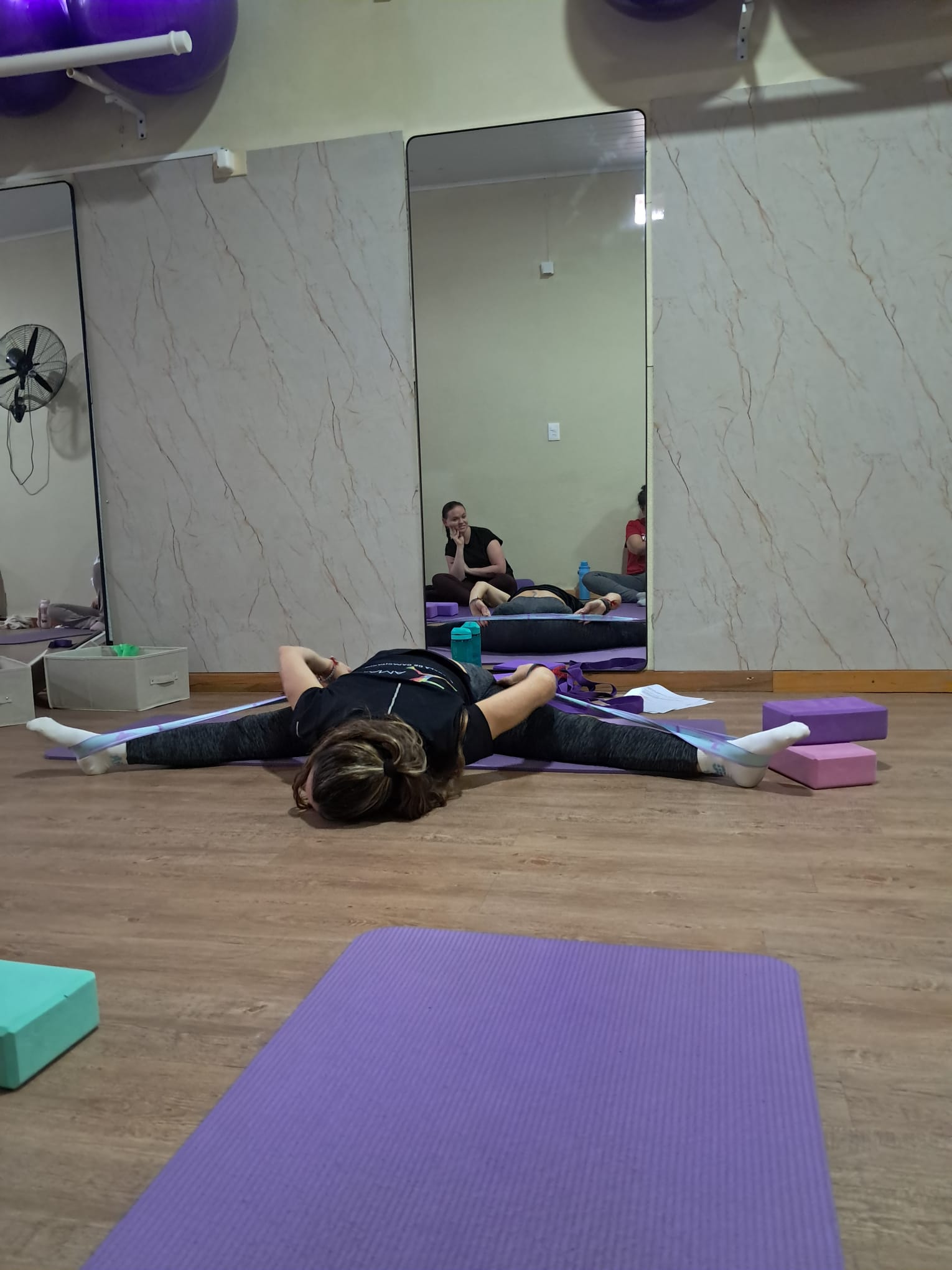 Foto de alumnas practicando con bandas elásticas durante el curso