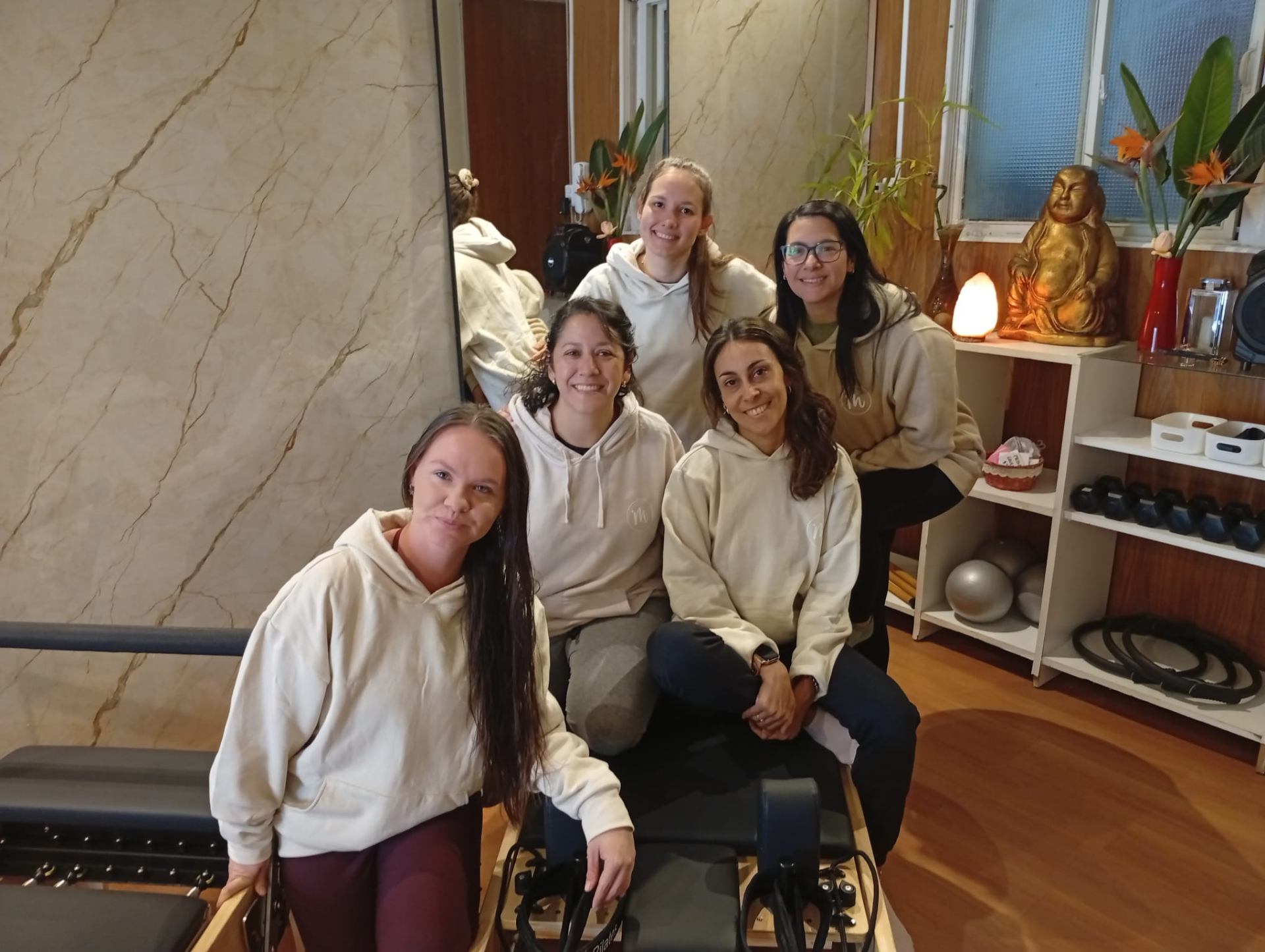 Equipo de Más Místico en el estudio